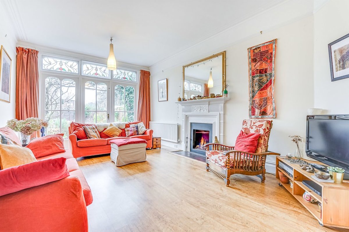 Stacks_London's tweet photo. This very pretty 5-bed mid-terraced #Edwardian #familyhome, located between Ally Pally &amp; Muswell Hill Golf Club, has retained a wealth of charm and #character throughout its approx 1,972 sq ft of internal space. On with @TatlersLLP https://t.co/A7IG0dyH4f