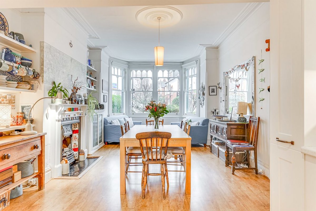 Stacks_London's tweet photo. This very pretty 5-bed mid-terraced #Edwardian #familyhome, located between Ally Pally &amp; Muswell Hill Golf Club, has retained a wealth of charm and #character throughout its approx 1,972 sq ft of internal space. On with @TatlersLLP https://t.co/A7IG0dyH4f