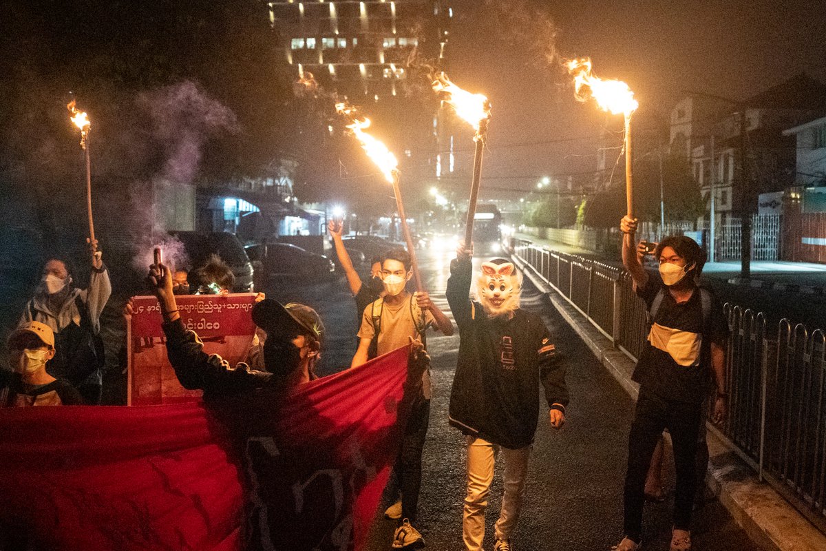 aamij_burma's tweet photo. #MYANMAR: Youths in #Yangon this evening came into the street organising the flash mob protest portraying the life of the people under the junta by holding the torches and mobile phone flashlights; electricity blackout the dark age.

Photos by AAMIJ.

#WhatsHappeningInMyanmar https://t.co/UTc4fgn6x9