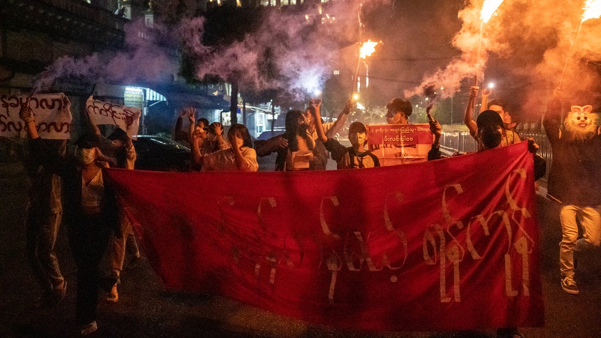 aamij_burma's tweet photo. #MYANMAR: Youths in #Yangon this evening came into the street organising the flash mob protest portraying the life of the people under the junta by holding the torches and mobile phone flashlights; electricity blackout the dark age.

Photos by AAMIJ.

#WhatsHappeningInMyanmar https://t.co/UTc4fgn6x9
