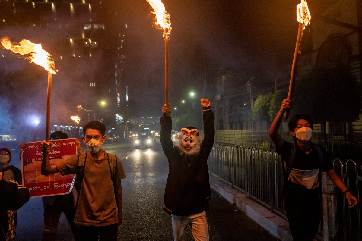 aamij_burma's tweet photo. #MYANMAR: Youths in #Yangon this evening came into the street organising the flash mob protest portraying the life of the people under the junta by holding the torches and mobile phone flashlights; electricity blackout the dark age.

Photos by AAMIJ.

#WhatsHappeningInMyanmar https://t.co/UTc4fgn6x9