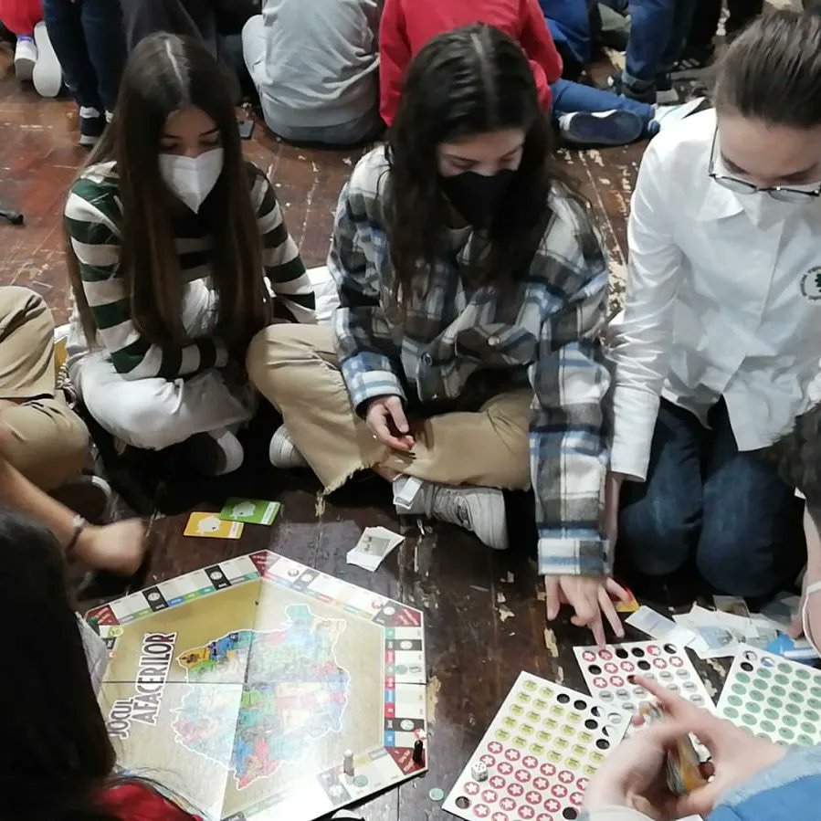 Escolaelcim's tweet photo. 1r dia de trobada #🅴🆁🅰🆂🅼🆄🆂🅿🅻🆄🆂 a Rosolini. L'alumnat de 4t d'ESO @escolaelcim #Terrassa presenta els jocs d'emprenedoria que han fet #activecreativeenterprising @sepie_gob #erasmuspluses #etwinning_europe #mierasmus @escolescoop https://t.co/DWK6P3PWLB