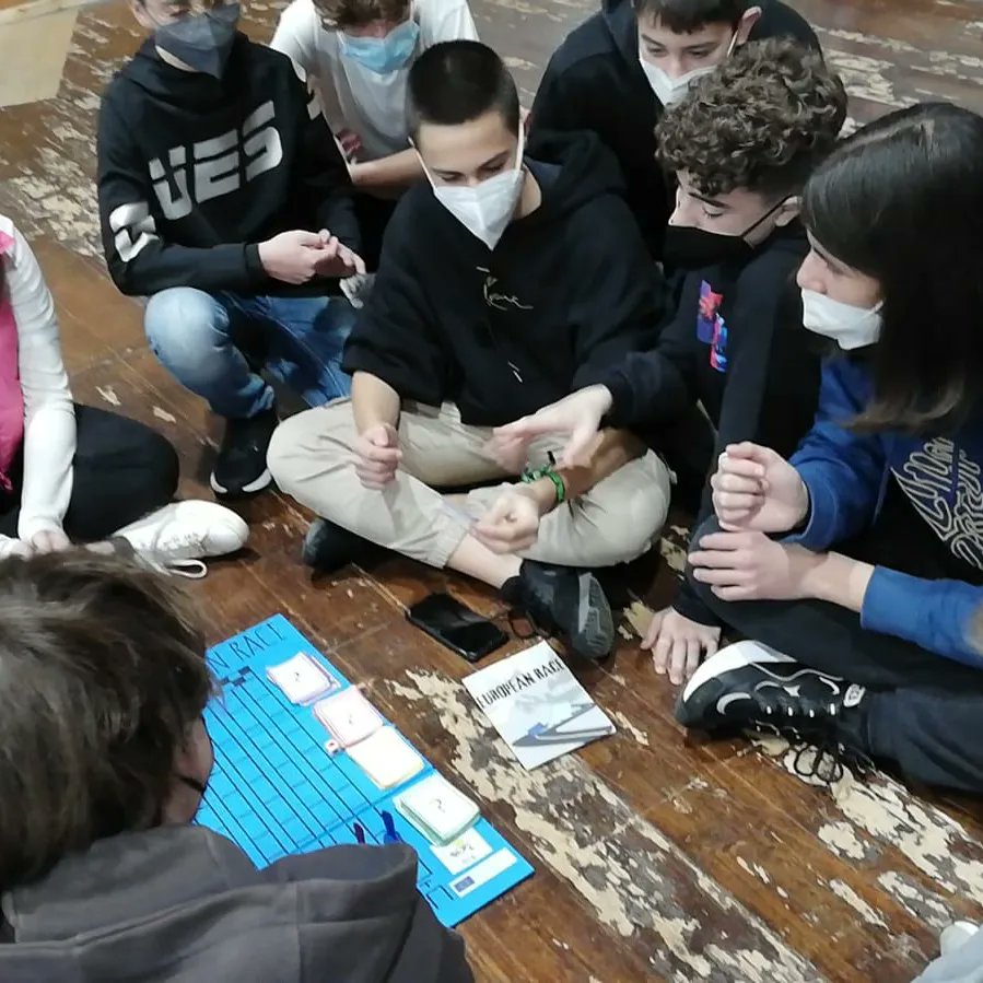 Escolaelcim's tweet photo. 1r dia de trobada #🅴🆁🅰🆂🅼🆄🆂🅿🅻🆄🆂 a Rosolini. L'alumnat de 4t d'ESO @escolaelcim #Terrassa presenta els jocs d'emprenedoria que han fet #activecreativeenterprising @sepie_gob #erasmuspluses #etwinning_europe #mierasmus @escolescoop https://t.co/DWK6P3PWLB