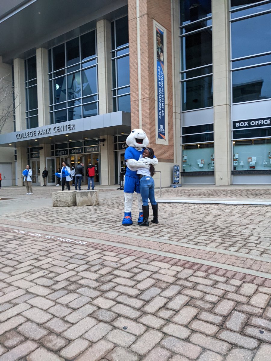 khawleyteach's tweet photo. Starting my Spring Break with my BRILLIANT niece Iris @utarlington having the #MavExperience. #utabound #Fall2022 https://t.co/zBod5q8cUG