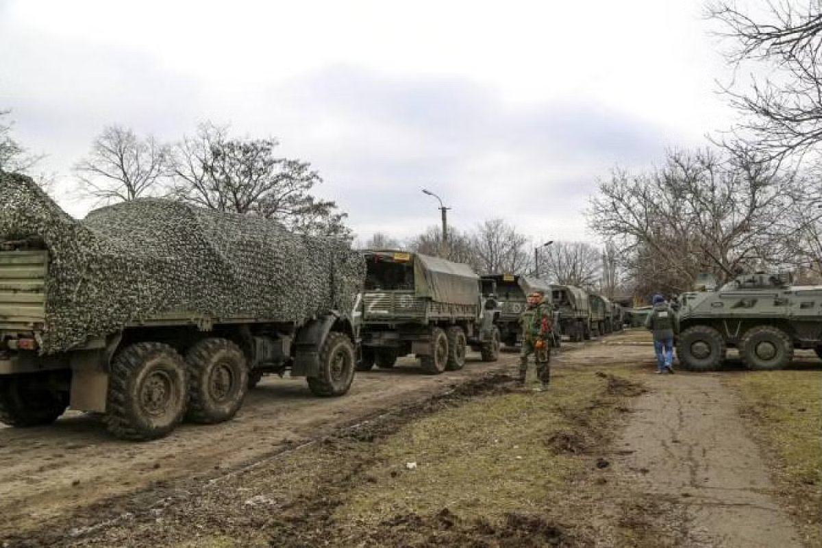 Aftermath of 40 Mile Convoy/6But understand, this convoy is not tanks. It is 1,400 heavy trucks, has 2,800 bus drivers, and protecting them a tiny detail of 2,000 infantry. This force of 4,800 total men could not defeat a Ukrainian girl scout camp. They are not a 'threat'.