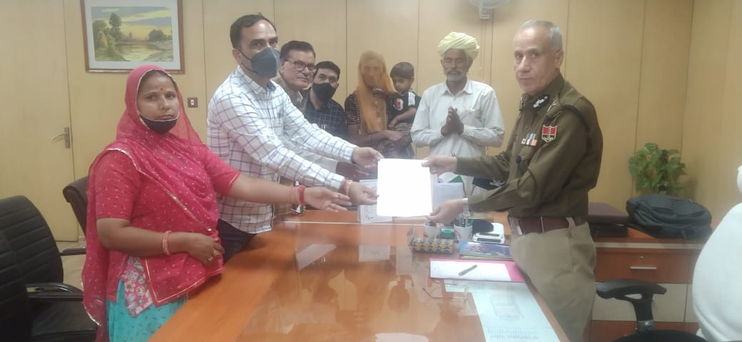 NarayanBeniwal7's tweet photo. बाड़मेर में  RTI कार्यकर्ता अमराराम पर हुवे जघन्य हमले के दोषियों को सजा दीवाने हेतु परिवारजनों के साथ DGP श्री मोहनलाल लाठर से मुलाकात कर पूरे प्रकरण की SOG से जाँच करवाकर अमराराम को न्याय दिलाने की मांग की। @zeerajasthan_ @News18Rajasthan @1stIndiaNews  @hanumanbeniwal https://t.co/GbAttXFehK