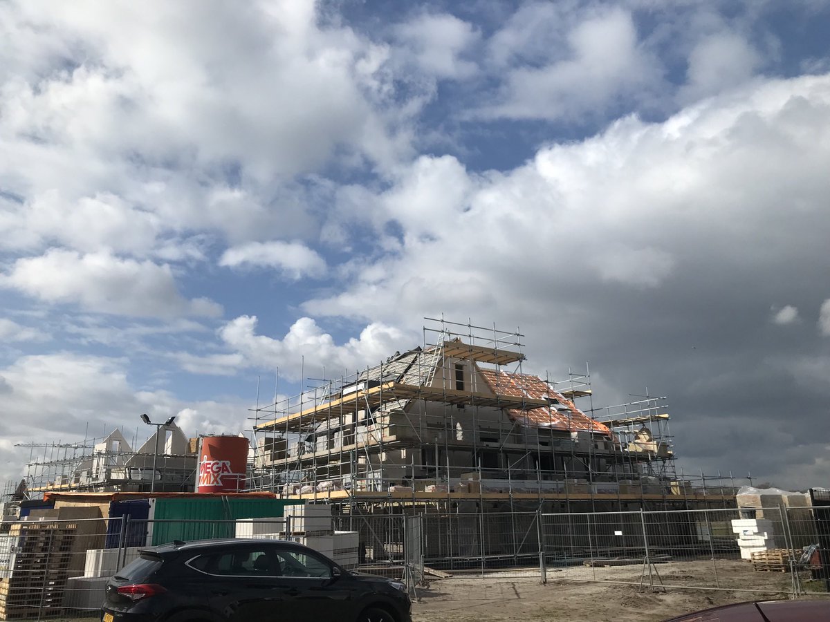 Eerste dakplaten 35 woningen ClusterIV Venray gelegd. Het loopt als een trein….