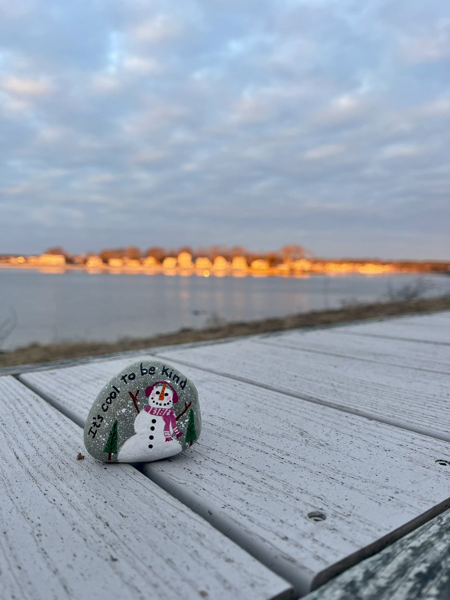 SimplySuzy's tweet photo. #Sunrise sentiments from #PostCardPoint this morning.
I went out in my socks and pj’s to take this chilly sunrise pic, then noticed the stone on the bench. Thought I should not be the only one to enjoy it. ☀️
#HappinessComesInWaves #ItsCoolToBeKind #PiDay
#StrokeSurvivor https://t.co/LrP6boNw6y