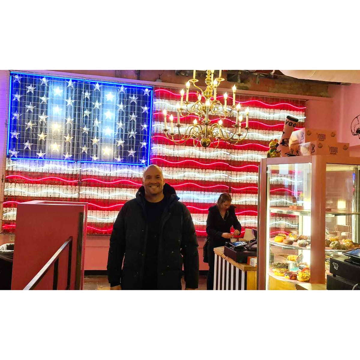 SimonTalbot_'s tweet photo. Her i Texas har jeg fundet det mest Amerikanske sted i verden. En shop med donuts med bacon, et gigantisk Amerikansk flag på væggen - og lige uden for billedet, en vagt med et fuldautomatisk våben... Folk kan åbenbart ikke styre deres sukkerhigh 😅😳
#Merika
#Optur https://t.co/95kQhnNxH7