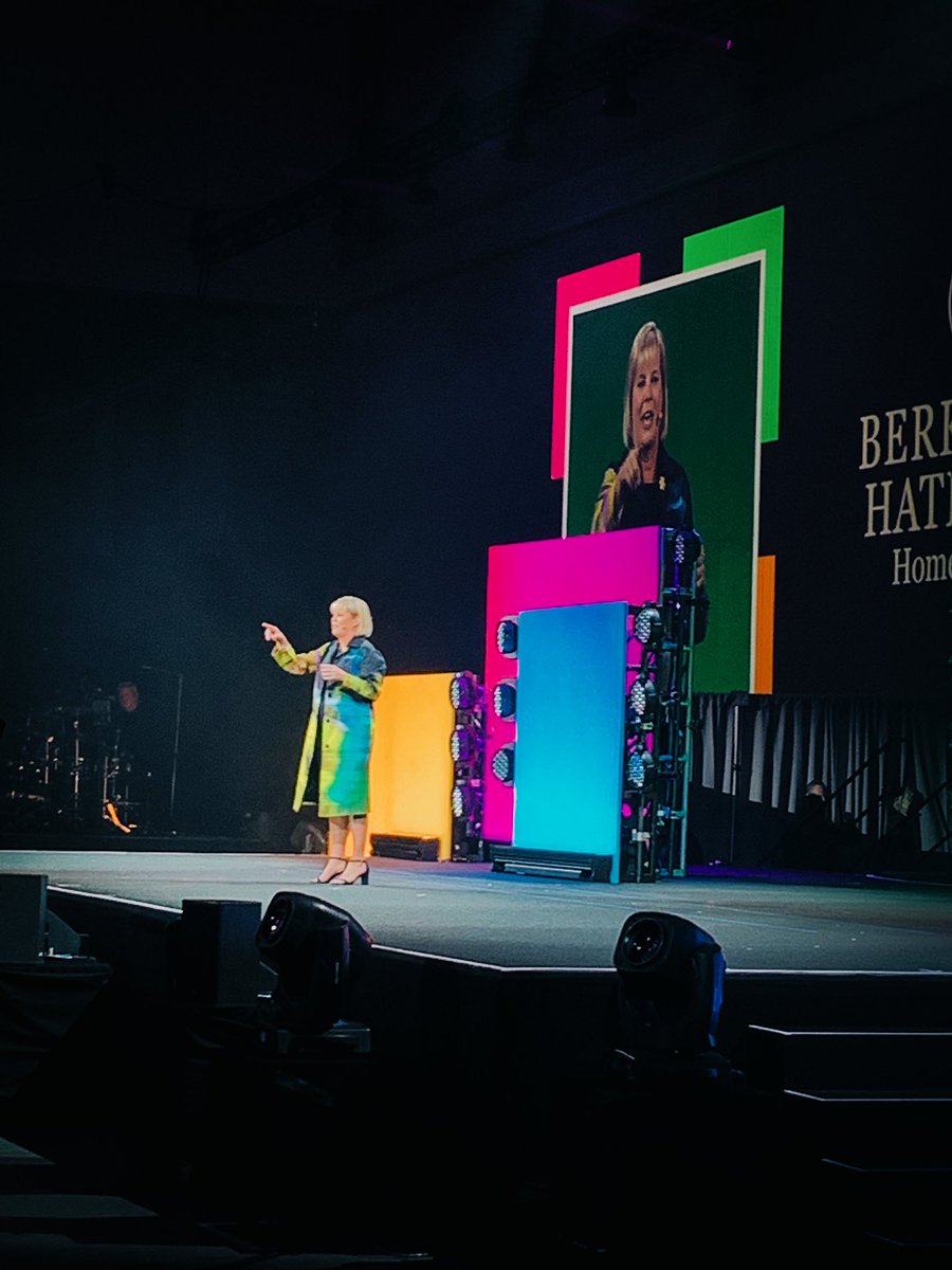 robertokvasquez's tweet photo. Okay, I’m loving the vision from @ChristyBudnick_ speaking at #invalyouable. Forever brand is doing business the right way. Relationships drive forever agents.
#bhhsevents
#BerkshireHathawayHomeServices
#Forevercsra https://t.co/eILpmRlIda