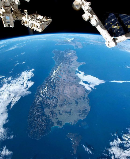 ineed__spacee's tweet photo. New Zealand from the @Space_Station 😲 https://t.co/K7Y9TBE3Oe