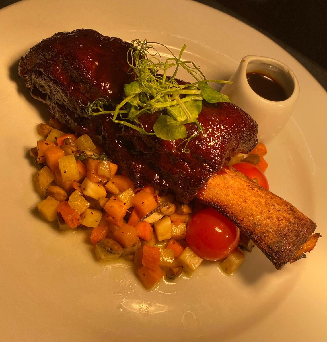 WHandGriffin's tweet photo. Give yourself something to look forward to during the week and book a table with us to enjoy some delicious food, using locally sourced ingredients.
 
Check out our Beef Short Rib with Roasted Root Vegetables and White Horse &amp; Griffin BBQ Sauce🤤

#midweekbookings #whitbyfood https://t.co/sOuVYCF5OQ