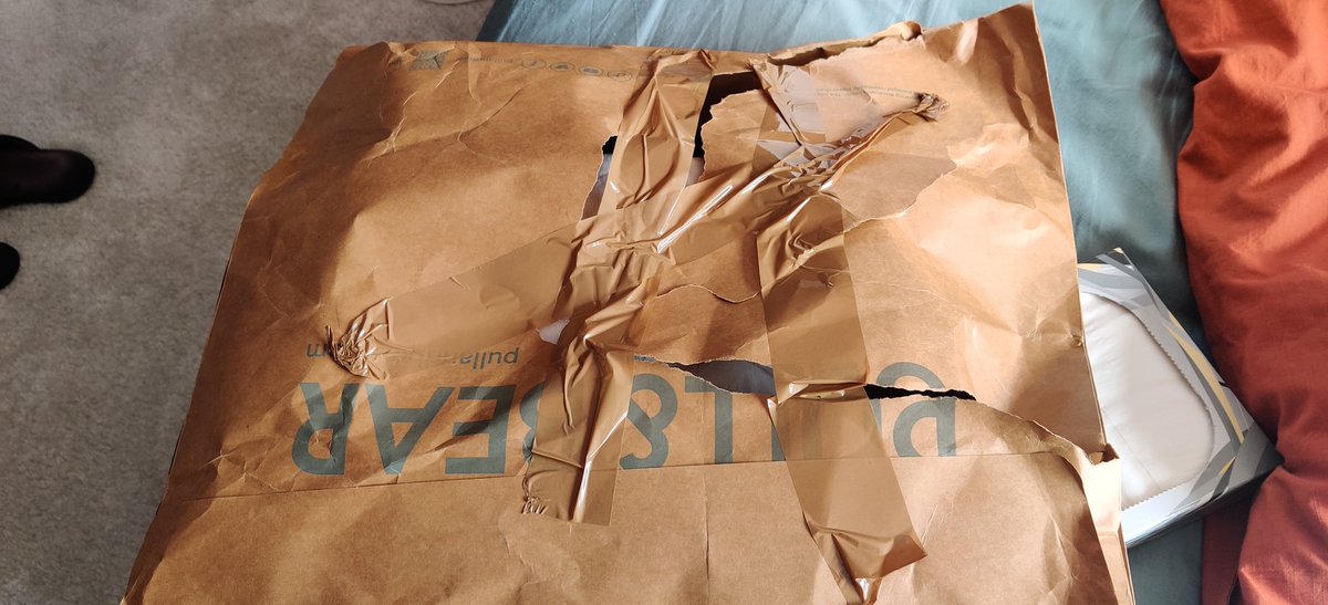 YogNC's tweet photo. @pullandbear @Hermesparcels this is how my parcel just got delivered 😑👍🏽 https://t.co/QsKBVKAwIS