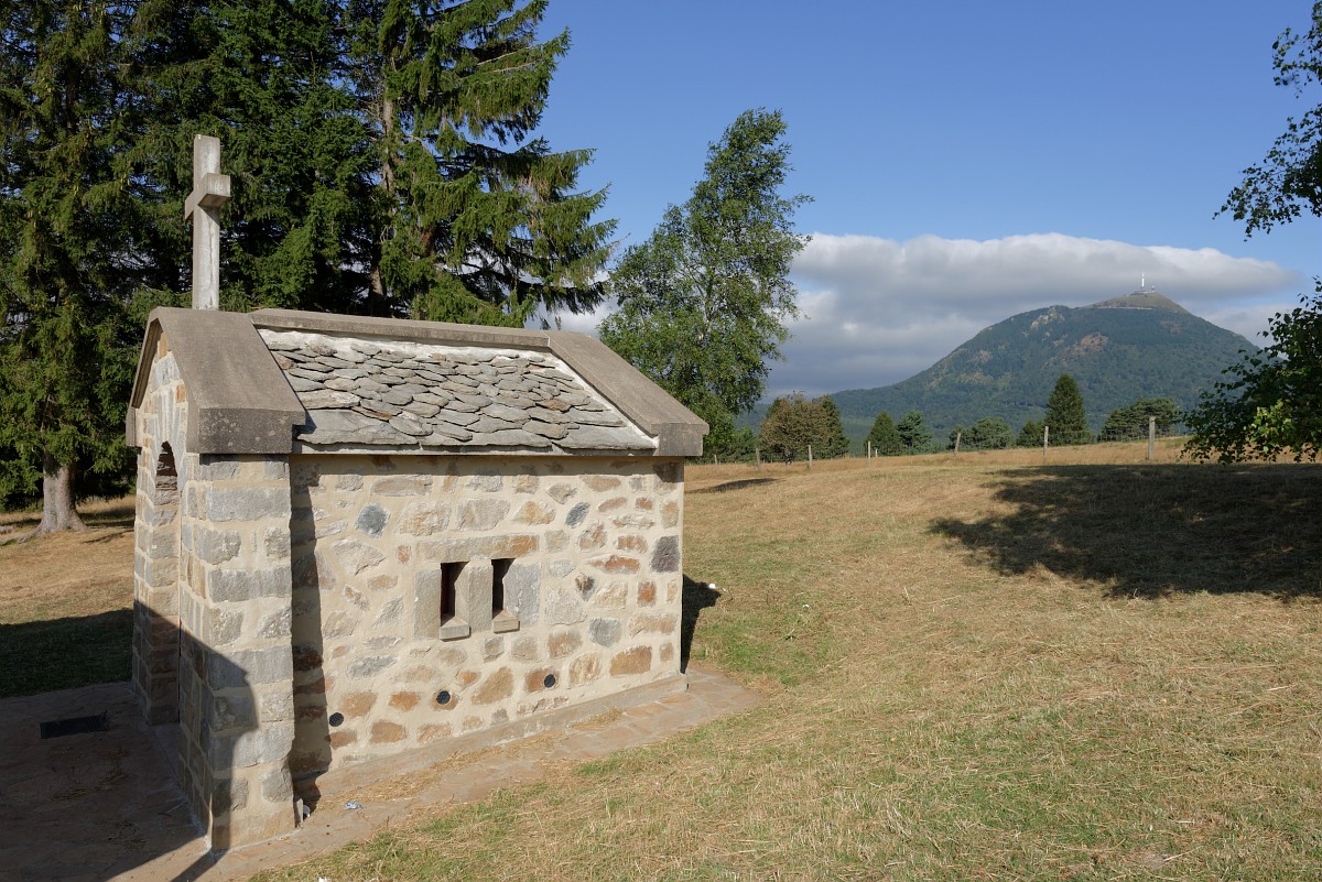 chainedespuys's tweet photo. 😃  Zoom sur la chapelle St-Aubin, entre Laschamps et Manson, et sur la source de Chabana réputée soigner les yeux...ce qui s'avère bien utile pour profiter d'un superbe point de vue sur le #puydedome !  😍
#chainedespuys #photo
©️ Steeve HANS https://t.co/oei9jdt4aC