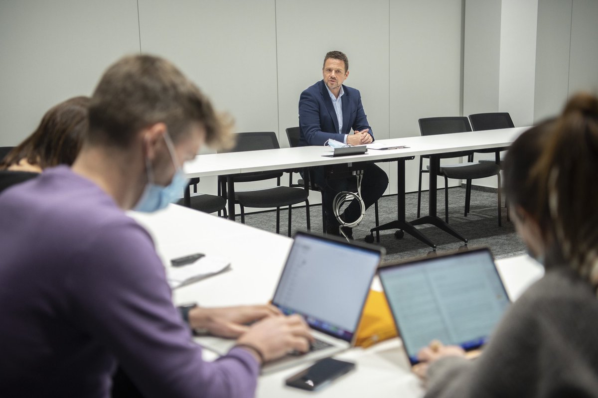 trzaskowski_'s tweet photo. Dziś spotkałem się z dziennikarzami z agencji prasowych z Belgii, Włoch, Hiszpanii i Kanady, aby opowiedzieć o skali pomocy jaką @warszawa niesie obywatelom Ukrainy. A to nie tylko miejsca noclegowe, opieka medyczna i psychologiczna czy transport. #SamorządyDlaUkrainy https://t.co/0bSaz6yRKI