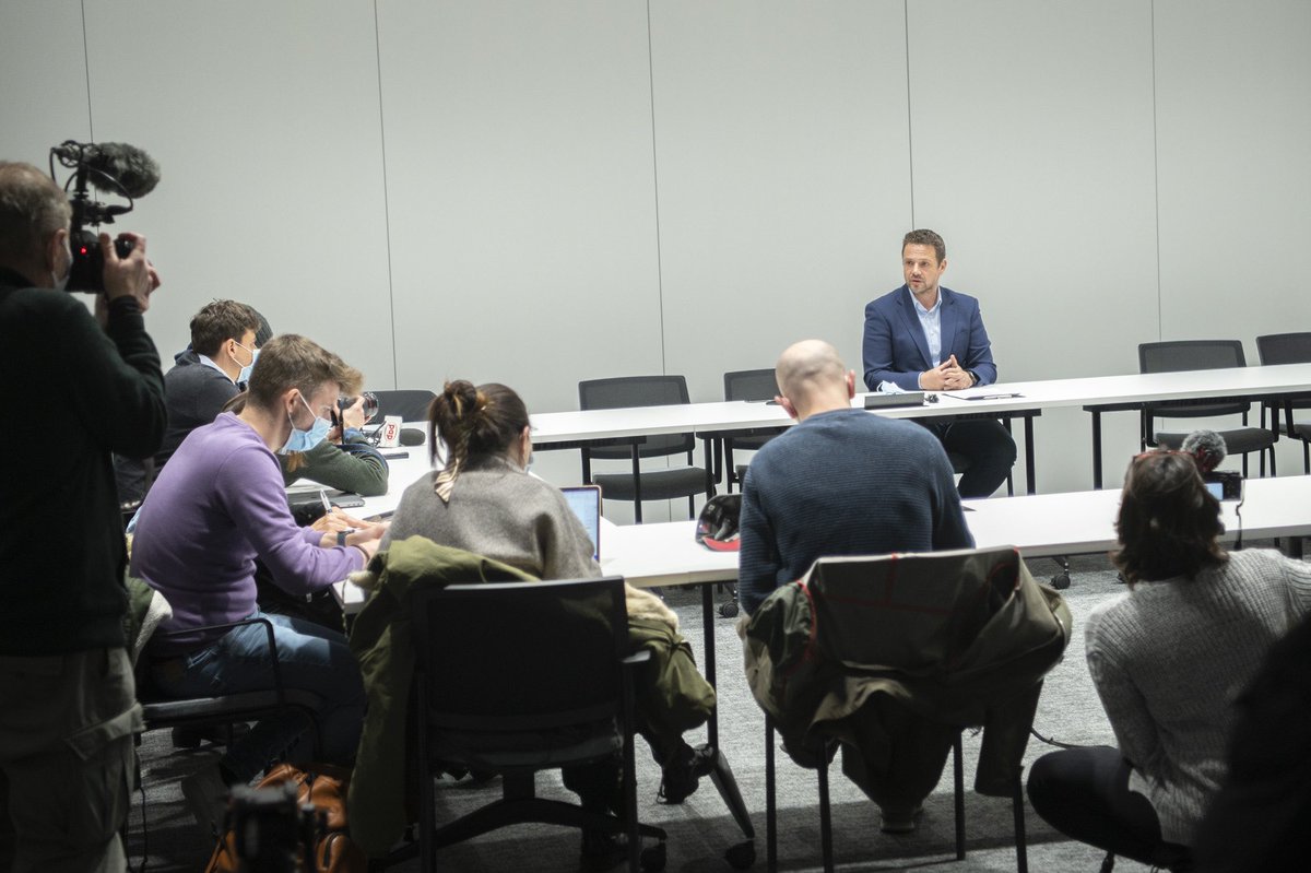 trzaskowski_'s tweet photo. Dziś spotkałem się z dziennikarzami z agencji prasowych z Belgii, Włoch, Hiszpanii i Kanady, aby opowiedzieć o skali pomocy jaką @warszawa niesie obywatelom Ukrainy. A to nie tylko miejsca noclegowe, opieka medyczna i psychologiczna czy transport. #SamorządyDlaUkrainy https://t.co/0bSaz6yRKI