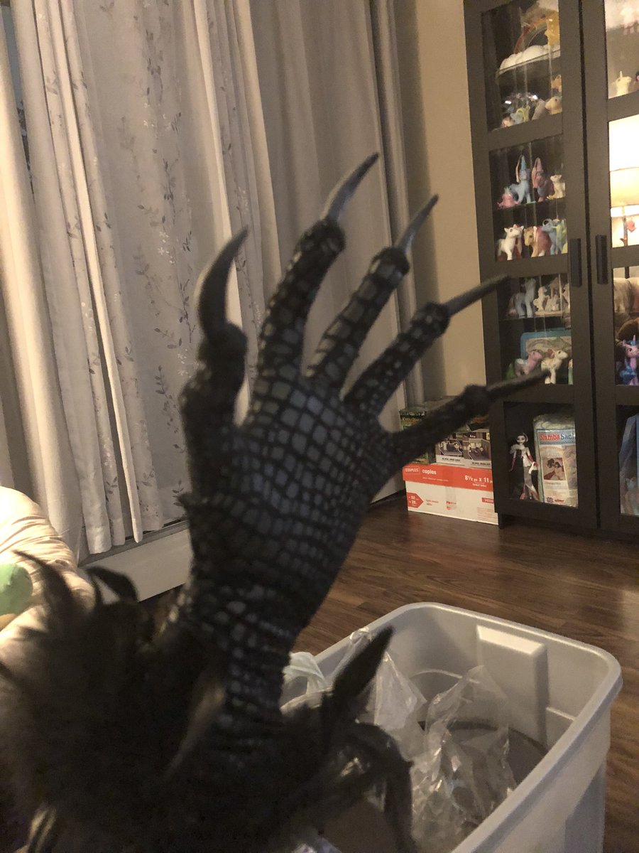 kenkuhandlethis's tweet photo. I’m in the home stretch now guys… reinforced my clawed gloves and finished the pants yesterday. I followed a faun leg tutorial TikTok I found @/cecilthefaun (thank you so much!). Just a few more items left 😅 one month to go!
#cosplay #dnd #kenku #crow #costume https://t.co/9vJj6p2nWF