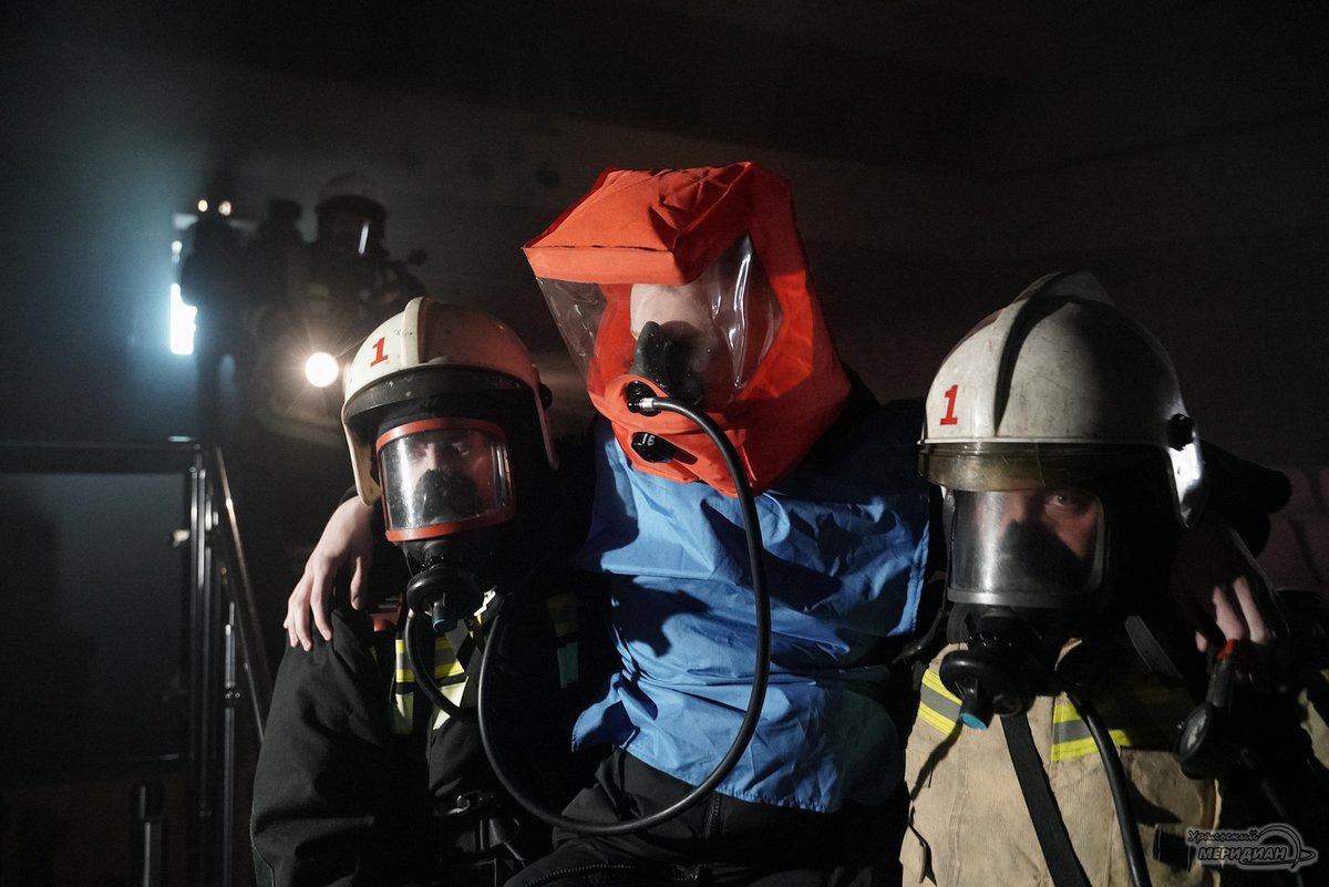 ural_meridian's tweet photo. 🚒Сегодня в екатеринбургском ЦК "Урал" прошли  пожарно-тактические учения. По легенде, возгорание случилось в подсобном помещении сцены. Огонь очень быстро распространился на всю сцену, а едкий дым заполнил здание: https://t.co/PJ0CwrqUJk https://t.co/mueXC6DuIj