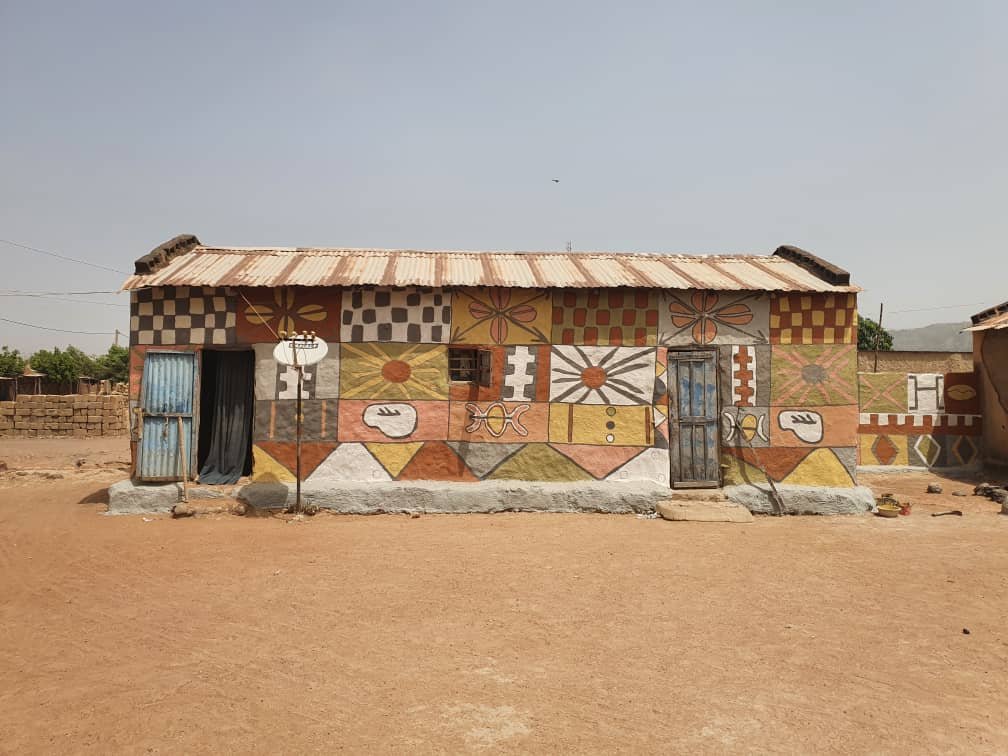 Manon_Laplace's tweet photo. #Mali : ce week-end à #Siby se tenait le festival #Bogoja. Pendant des semaines, des centaines de femmes ont peint les façades de terre de leurs maisons à l'occasion de ce concours d'art et d'architecture. Et c'est magnifique https://t.co/fzXSlDOKR3