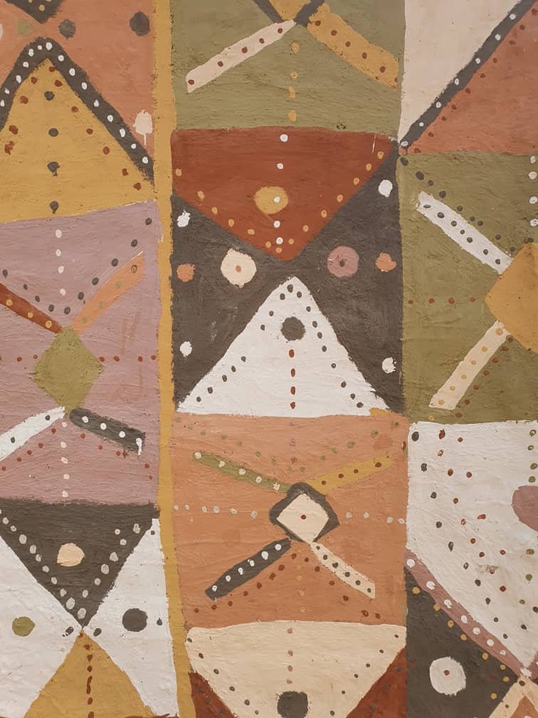 Manon_Laplace's tweet photo. #Mali : ce week-end à #Siby se tenait le festival #Bogoja. Pendant des semaines, des centaines de femmes ont peint les façades de terre de leurs maisons à l'occasion de ce concours d'art et d'architecture. Et c'est magnifique https://t.co/fzXSlDOKR3