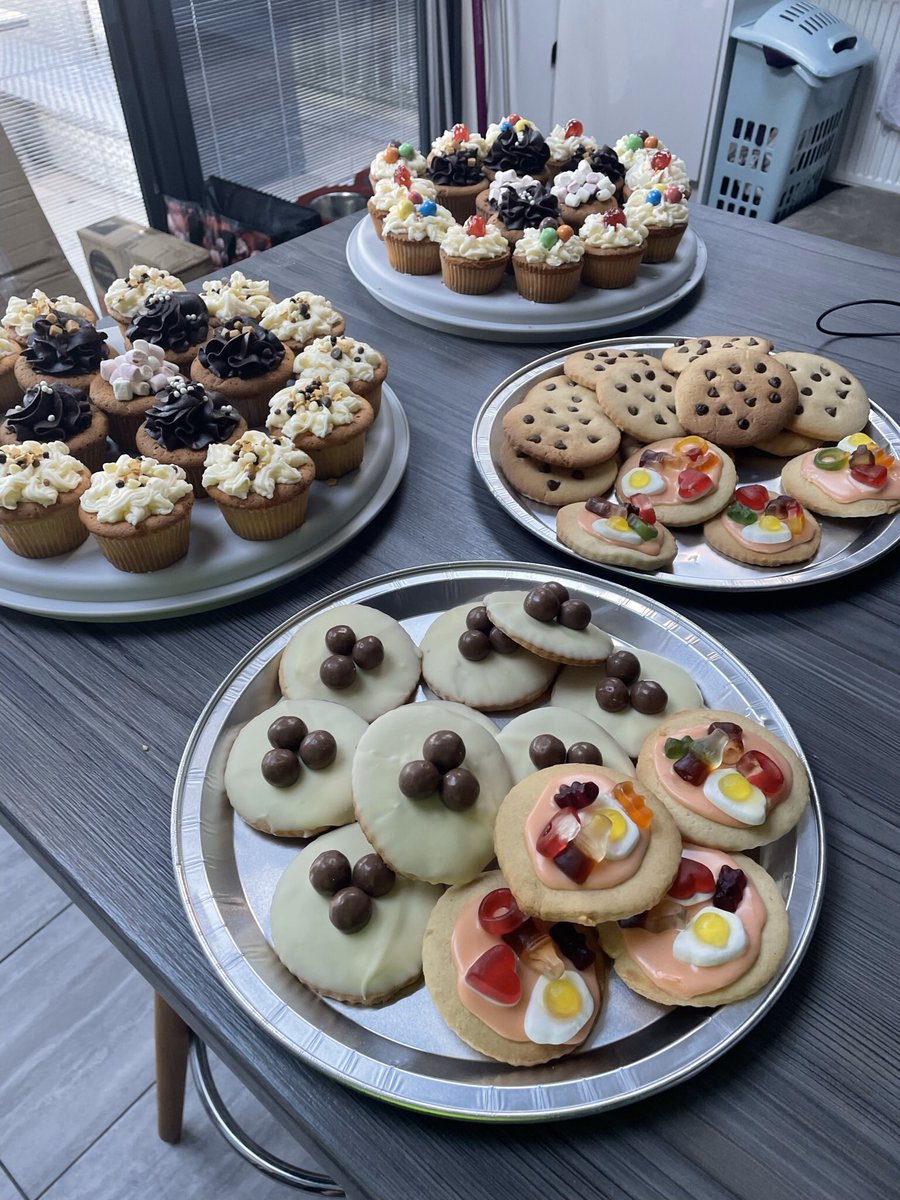 Dawnknowles81's tweet image. Cakes and cookies made this month for the Castleford girls brigade to raise money for the local food banks in the area. Next fundraiser is for raising money for the red cross appeal for Ukraine 🇺🇦❤️
Well done girls and happy to help #castlefordgirlsbrigade #makingadifference
