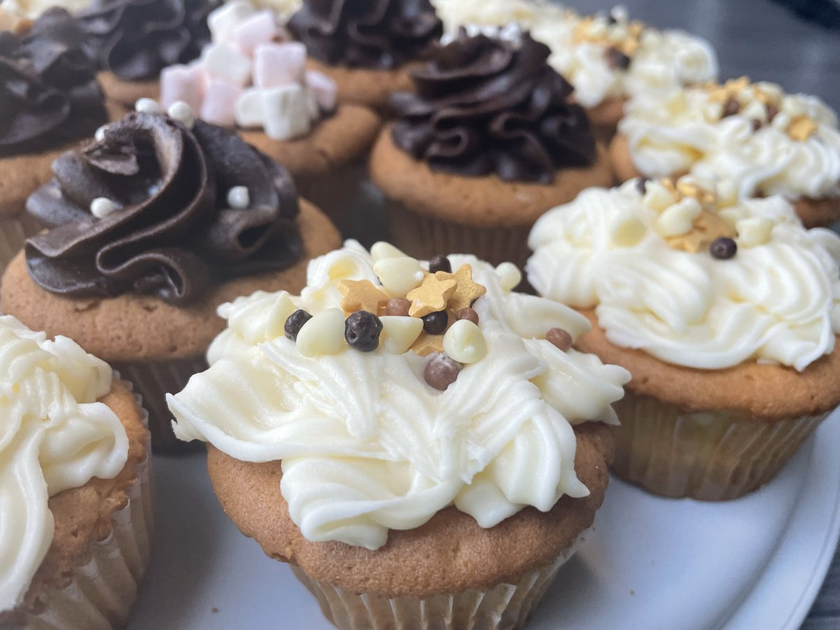 Dawnknowles81's tweet image. Cakes and cookies made this month for the Castleford girls brigade to raise money for the local food banks in the area. Next fundraiser is for raising money for the red cross appeal for Ukraine 🇺🇦❤️
Well done girls and happy to help #castlefordgirlsbrigade #makingadifference