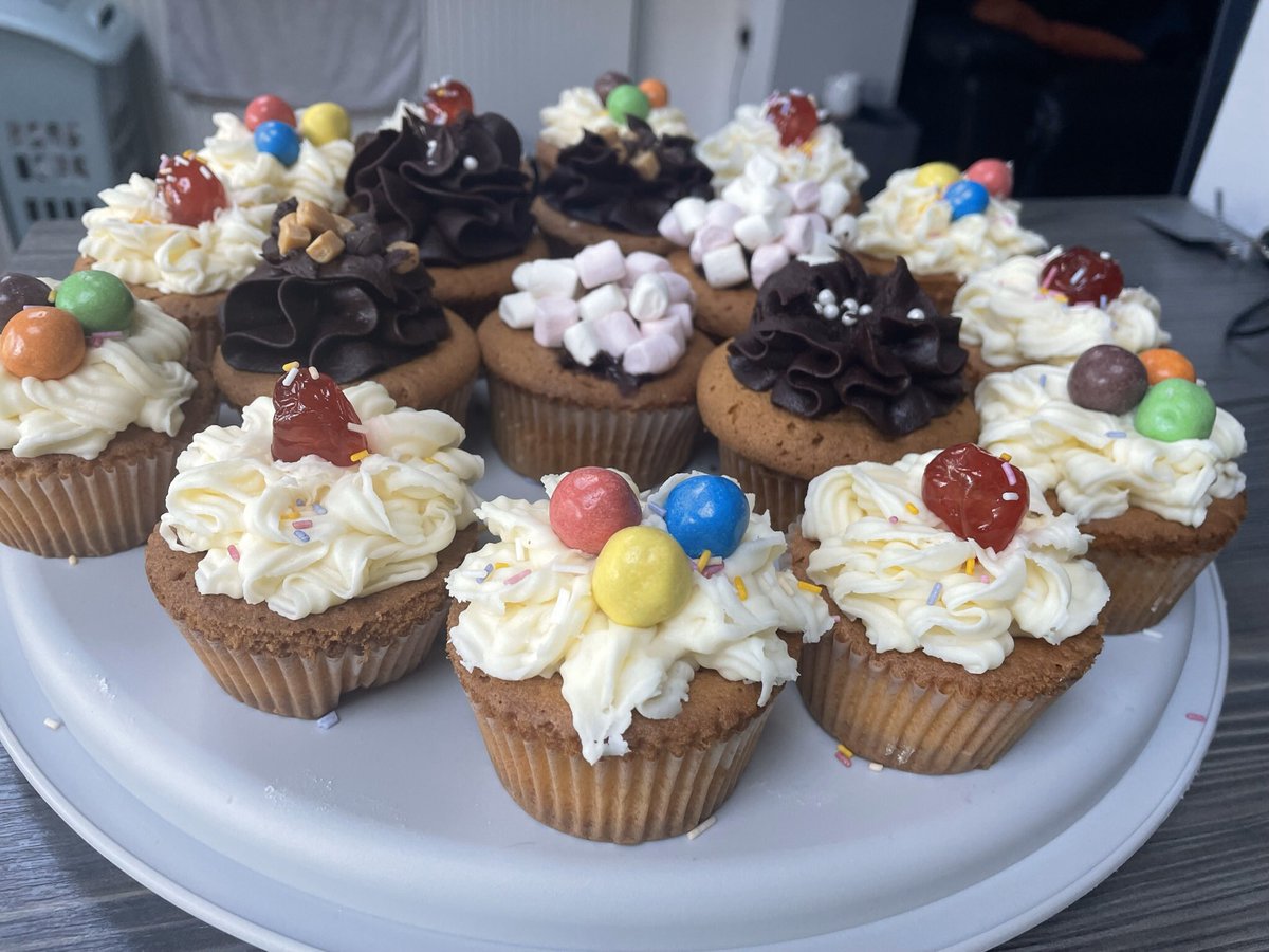 Dawnknowles81's tweet image. Cakes and cookies made this month for the Castleford girls brigade to raise money for the local food banks in the area. Next fundraiser is for raising money for the red cross appeal for Ukraine 🇺🇦❤️
Well done girls and happy to help #castlefordgirlsbrigade #makingadifference