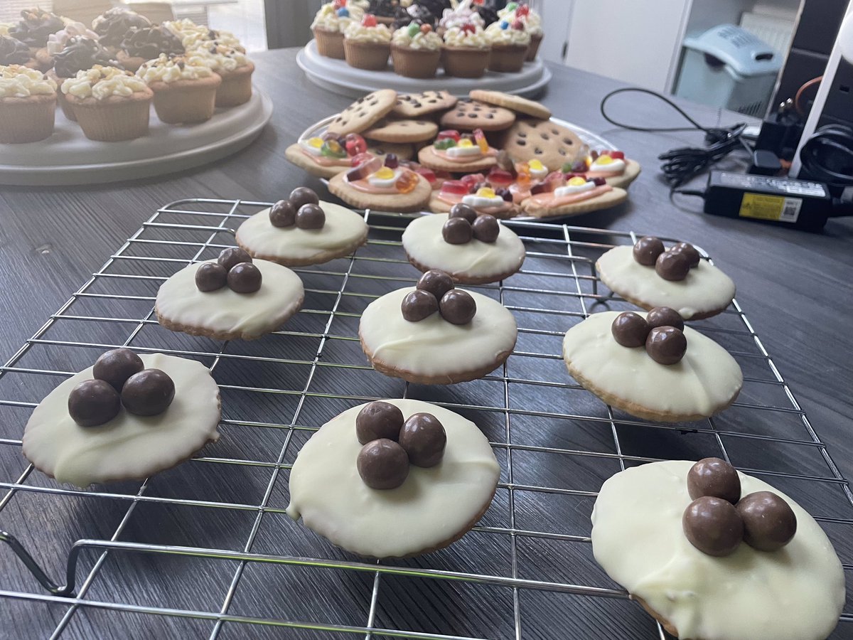 Dawnknowles81's tweet image. Cakes and cookies made this month for the Castleford girls brigade to raise money for the local food banks in the area. Next fundraiser is for raising money for the red cross appeal for Ukraine 🇺🇦❤️
Well done girls and happy to help #castlefordgirlsbrigade #makingadifference