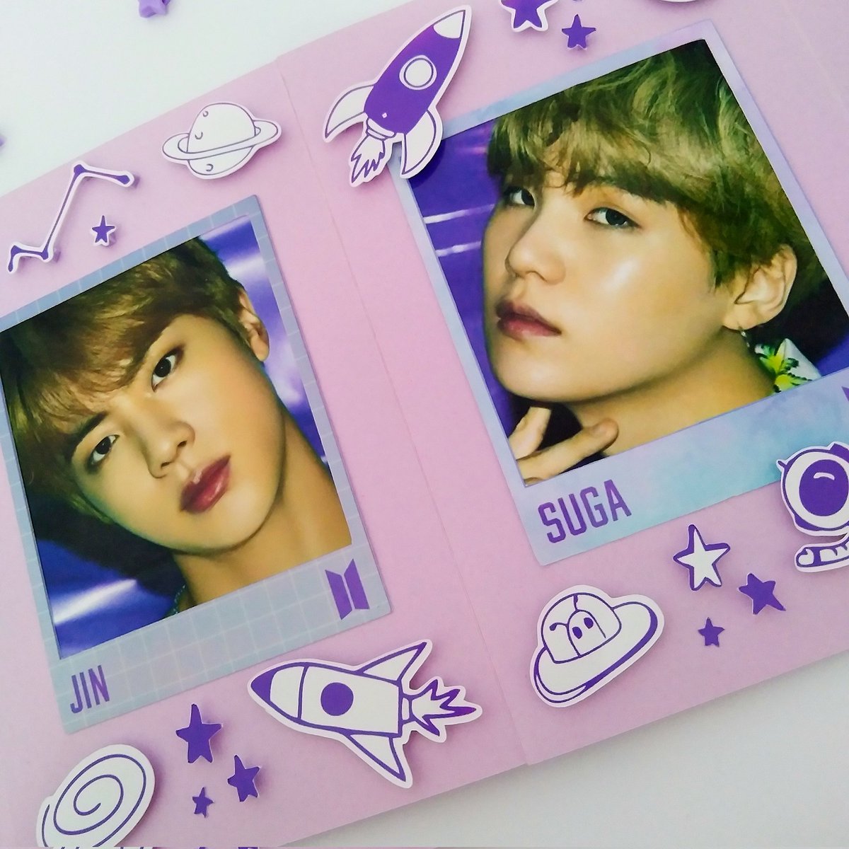 V3_KMimos's tweet photo. Álbum Sanfonado do  #BTS inspirado nas músicas #Mikrokosmos e #MyUniverse 

São 8 fotos, uma para cada membro na ordem do fanchat, e a última OT7. Os apliques são todos em 3D, deixando o álbum mais rico em detalhes. 

🔗 https://t.co/uK8LRmfkoj https://t.co/v5rd5ATthB