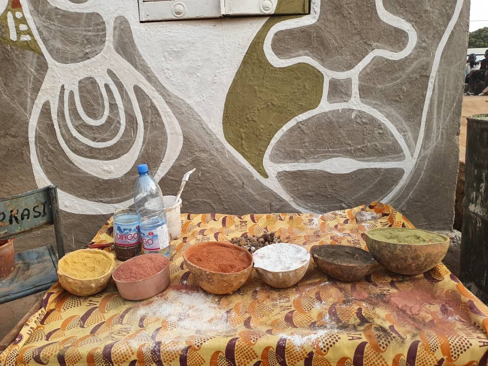 Manon_Laplace's tweet photo. #Mali : ce week-end à #Siby se tenait le festival #Bogoja. Pendant des semaines, des centaines de femmes ont peint les façades de terre de leurs maisons à l'occasion de ce concours d'art et d'architecture. Et c'est magnifique https://t.co/fzXSlDOKR3