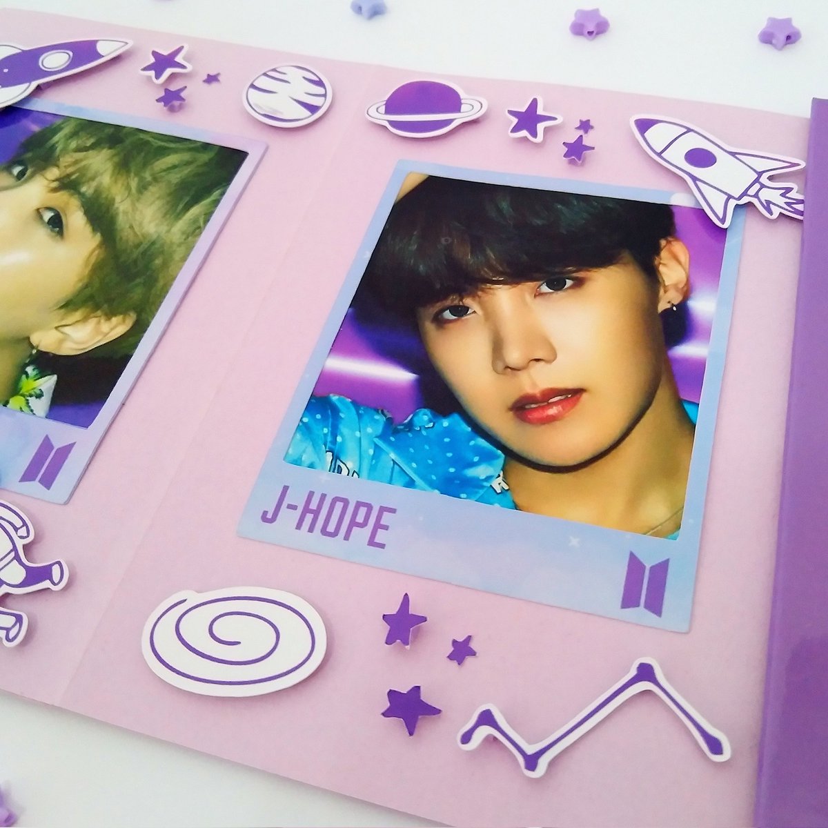 V3_KMimos's tweet photo. Álbum Sanfonado do  #BTS inspirado nas músicas #Mikrokosmos e #MyUniverse 

São 8 fotos, uma para cada membro na ordem do fanchat, e a última OT7. Os apliques são todos em 3D, deixando o álbum mais rico em detalhes. 

🔗 https://t.co/uK8LRmfkoj https://t.co/v5rd5ATthB