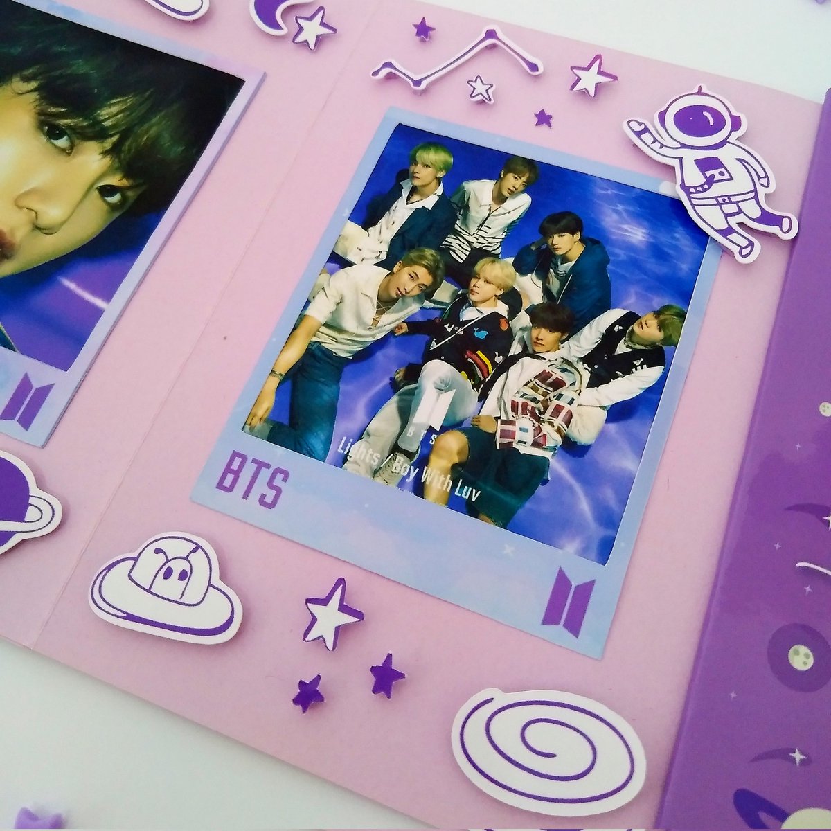 V3_KMimos's tweet photo. Álbum Sanfonado do  #BTS inspirado nas músicas #Mikrokosmos e #MyUniverse 

São 8 fotos, uma para cada membro na ordem do fanchat, e a última OT7. Os apliques são todos em 3D, deixando o álbum mais rico em detalhes. 

🔗 https://t.co/uK8LRmfkoj https://t.co/v5rd5ATthB