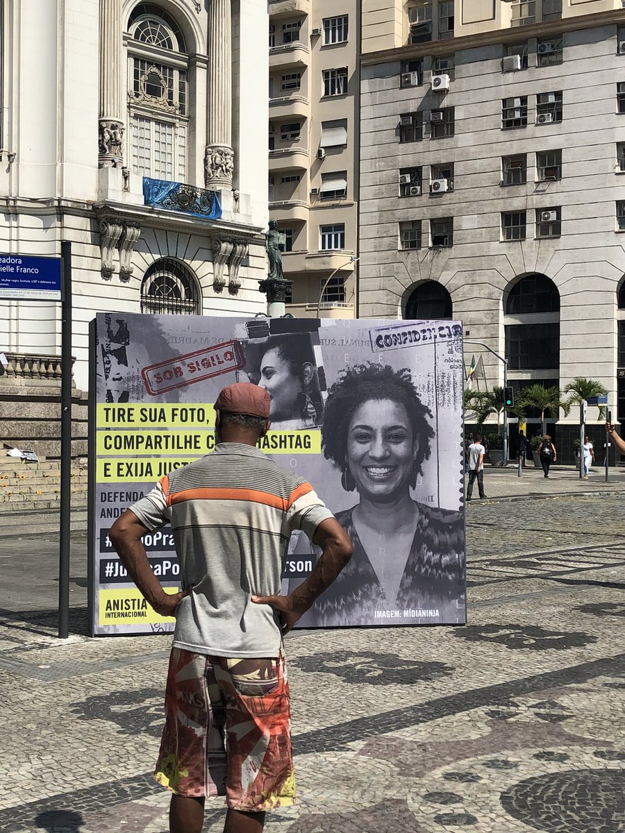 anistiabrasil's tweet photo. 📢 Nas ruas e nas redes, exigimos respostas! Nesse momento a @anistiabrasil ocupa a Cinelândia, no Rio, com uma instalação aberta ao público exigindo #JusticaPorMarielleEAnderson e defendendo q as famílias tenham acesso às informações da investigação, Participe! ✊🏾#SigiloPraQuem https://t.co/bs4Gw6QZgU