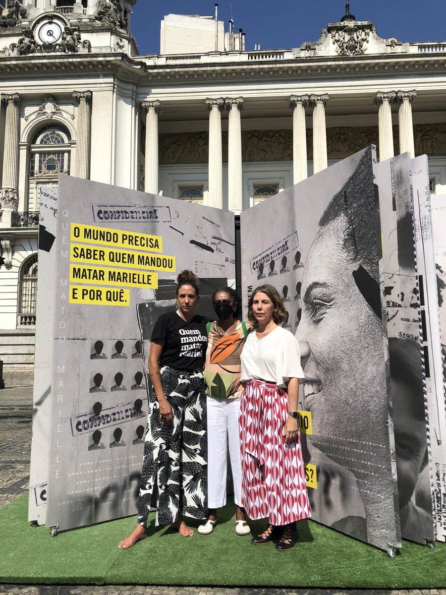 anistiabrasil's tweet photo. 📢 Nas ruas e nas redes, exigimos respostas! Nesse momento a @anistiabrasil ocupa a Cinelândia, no Rio, com uma instalação aberta ao público exigindo #JusticaPorMarielleEAnderson e defendendo q as famílias tenham acesso às informações da investigação, Participe! ✊🏾#SigiloPraQuem https://t.co/bs4Gw6QZgU