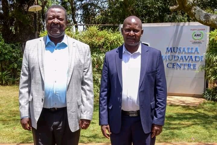 GikuruSK's tweet photo. Mr Alex Lanya, UDA's party candidate during last year's Matungu constituency by elections joins @anc_party. Mr Lanya was received by the Party leader @MusaliaMudavadi.
#ChamaNiANC
#EarthQuakeEffect https://t.co/ZAahjRisO3