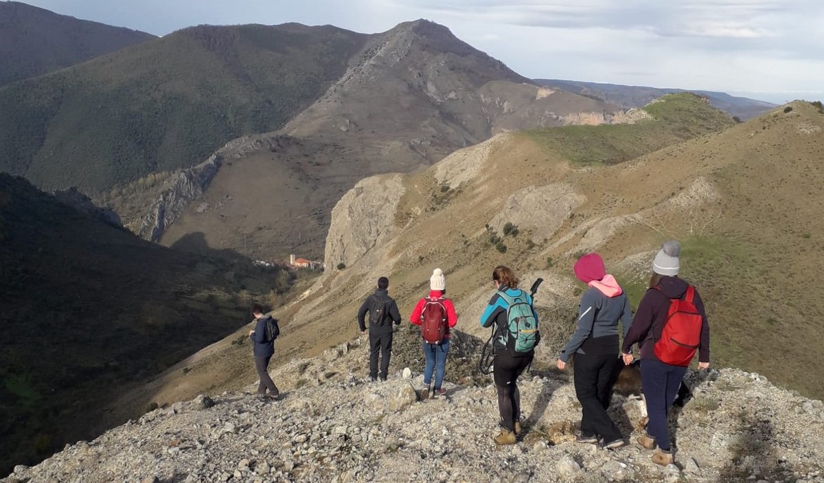 uniriojaDeporte's tweet photo. 👉 Abiertas las inscripciones de la ruta de #senderismo por las minas, poza y castillo de #Jubera.
🗓️ Sábado 19 marzo
🥾 9 km
👨👨👦👦 Para todos los públicos
ℹ️ https://t.co/v6ma87DA1V
¡Anímate y descubre un paraje inédito en nuestras rutas y asequible!
#UniriojaEnForma #DeportesUR https://t.co/eij059a14Z