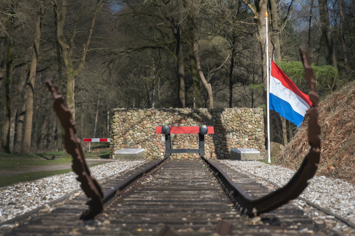 kampwesterbork's tweet photo. 4 MEI 2022 | De Dodenherdenking bij het Nationaal Monument Westerbork kan dit jaar doorgaan met bezoekers. Het herdenkingsprogramma begint op woensdag 4 mei 2022 om 19.00 uur. Sopraan Channa Malkin zingt liederen gebaseerd op de gedichten van Ida Vos. https://t.co/zseFDiHwQV https://t.co/w8vECFGPb9