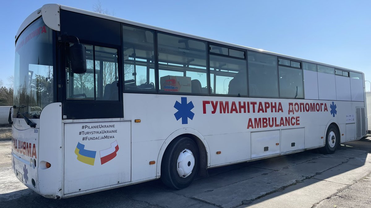p_grabinski's tweet photo. #Przedsiębiorcy i #wolontariusze z #Piła przerobili #autokar na mobilny punkt medyczny i tak powstał #AmbulansXXL. Jutro wieczorem wyjedzie z Piły do #Ukraina i tam będzie niósł #pomoc 💪 #StandWithUkraine #PilanieUkrainie https://t.co/opF4Zp7K8W