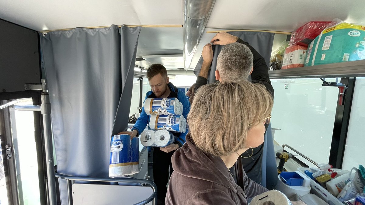p_grabinski's tweet photo. #Przedsiębiorcy i #wolontariusze z #Piła przerobili #autokar na mobilny punkt medyczny i tak powstał #AmbulansXXL. Jutro wieczorem wyjedzie z Piły do #Ukraina i tam będzie niósł #pomoc 💪 #StandWithUkraine #PilanieUkrainie https://t.co/opF4Zp7K8W