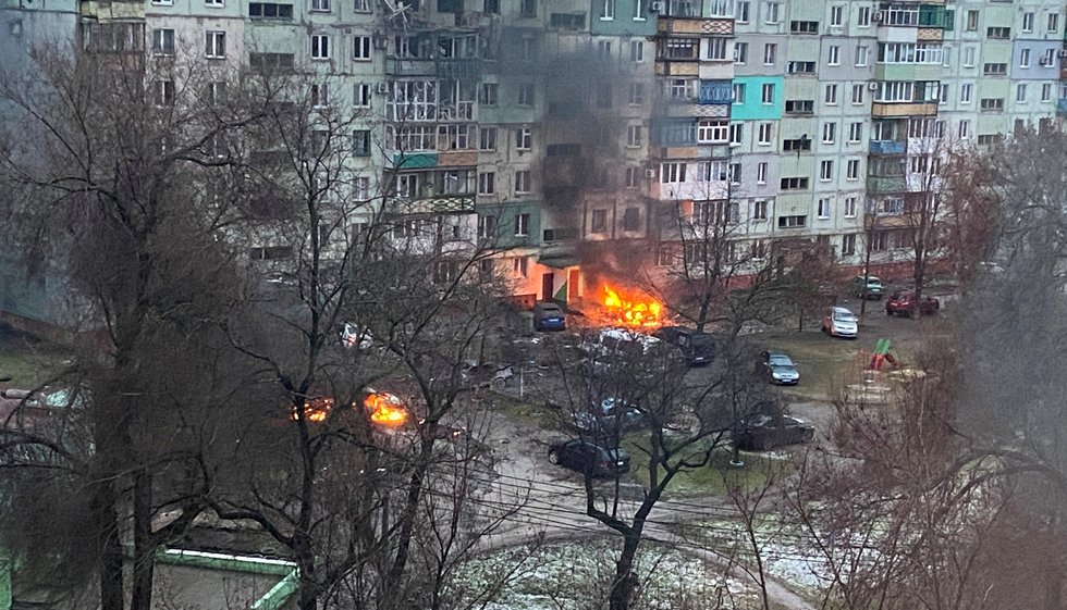 Aftermath of 40 Mile Convoy/21We know Putin WANTED to encircle Kyiv, because that is what he did in Mariupol, and has been standard Putin tactic since the siege of the city of Grozny in (Second) Chechen War. The tanks arrived to Irpin for ONLY this purpose. But ran out of fuel