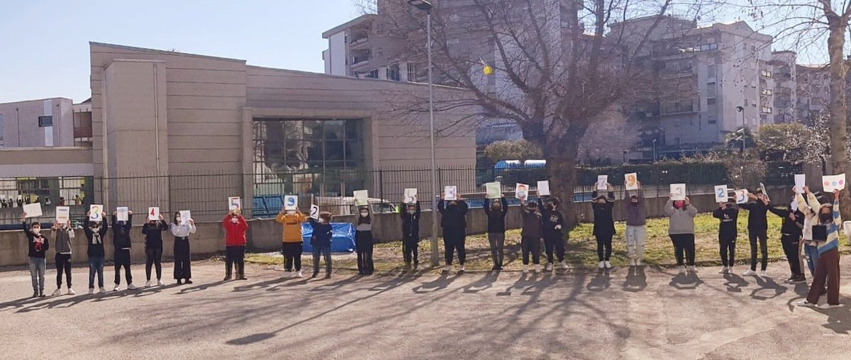 IcRendeCommenda's tweet photo. Il 14 marzo si festeggia il Pi Greco, la famosa costante matematica.  
Il tema di quest'anno è "la matematica unisce" e i ragazzi della 1E della S.S. I° "Pierre De Coubertin" l'hanno celebrata con un abbraccio virtuale, lungo quanto le infinite cifre del pgreco. https://t.co/KsMJuIgMke