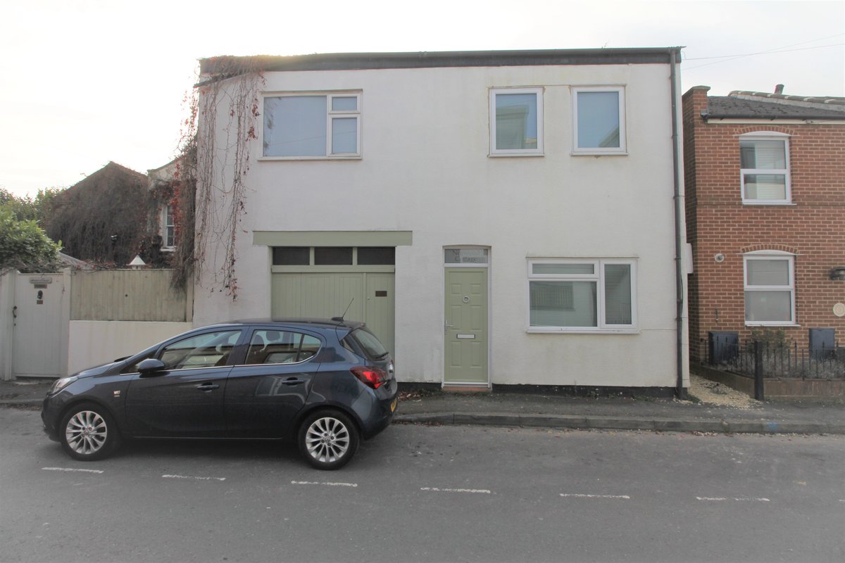 **To Let**

A delightful three double bedroom cottage located just off the popular and vibrant Bath Road.   

If you would like more information and/or to book in a viewing, please call the Lettings Team on 01242 386586 

#rentalproperty #cheltenhamlife #tenants #cottage