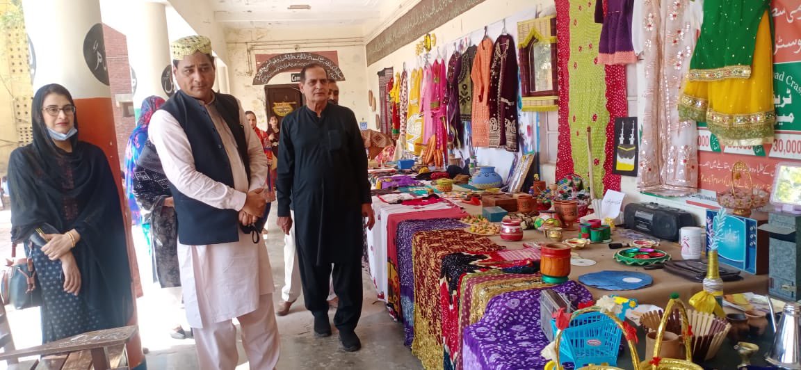 پنجاب کلچر ڈے کے موقع پر لیب ماڈل سکول اور QAEDکے تمام اداروں میں اساتذہ اور بچوں  نےروایتی پنجابی لباس زیب تن کیے اور  مختلف اقسام کے سٹال لگا کر پاکستان کی ثقافت کی منظر کشی کی۔ <a href="/ammersaleemi/">MUHAMMAD ALI AMMER</a>  <a href="/SchoolEduPunjab/">School Education Punjab</a>  <a href="/DrMuradPTI/">Dr. Murad PTI</a>