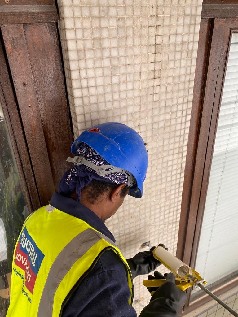 SRL_London's tweet photo. Stabilising debonded render and mosaic tiling at Imperial College London, South Kensington. Fosroc Nitofil, low viscosity resin, injected under hand pressure to fill any voids/fissures. #RepairReinstateRestore ⁦@FosrocUk⁩ ⁦@SCAlliance3⁩ https://t.co/Oubl0ExnoQ