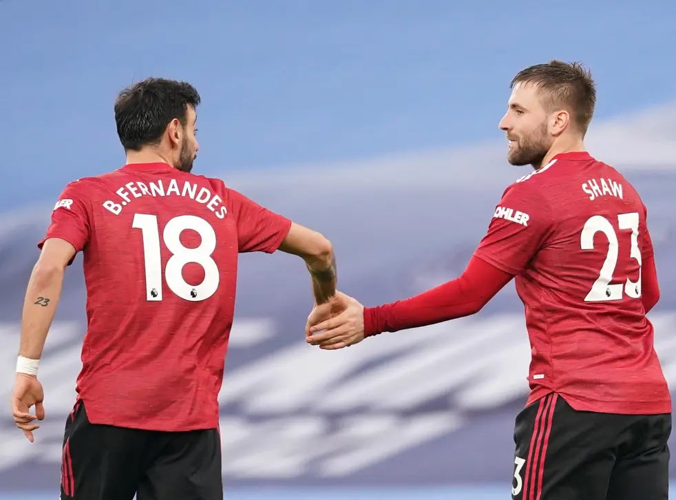 DiegoOjeda724's tweet photo. Desde la Organización Mundial de la Salud pedimos al Manchester United que nos cedan la cura para el coronavirus 🙏🏻 🦠 

Bruno Fernandes y Luke Shaw han durado tan solo 1 día con COVID! Un hecho milagroso 🙌🏻

Gracias de parte de la comunidad científica al equipo inglés 👩‍🔬 https://t.co/Cz4VPUZPxR