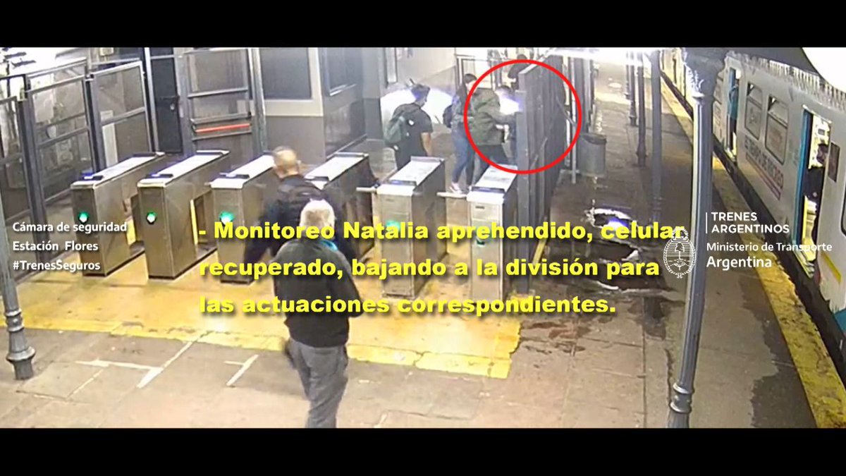 Fede_htuszko22's tweet photo. 🚨ROBO UN CELULAR Y TERMINO DETENIDO🚨
El hecho ocurrio en la Estación  Flores del Tren  Sarmiento, cuando un masculino introdujo su cuerpo y le sustrajo el celular a un pasajero
@carrascomkaren
@MartinMarinucci 
@EduardoFeijoo 
@fernandocanumil 
@NicoVecchi 
@paom71 
@GPySI_ https://t.co/qkoeO73stN