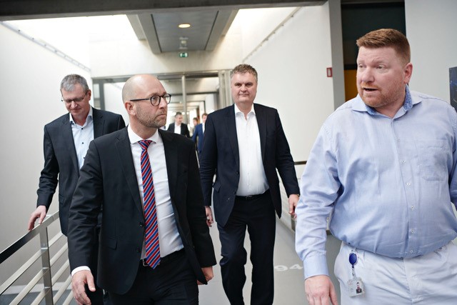 danishcrown's tweet photo. Fødevareminister @RasmusPrehn besøgte i dag vores slagteri i Horsens. CEO Jais Valeur og bestyrelsesformand Erik Bredholt fortalte om grøn omstilling af fødevareerhvervet, høj fødevaresikkerhed og selvfølgelig konsekvenserne af krigen i Ukraine.  #dkpol #dkgreen https://t.co/q3wybBOxTm