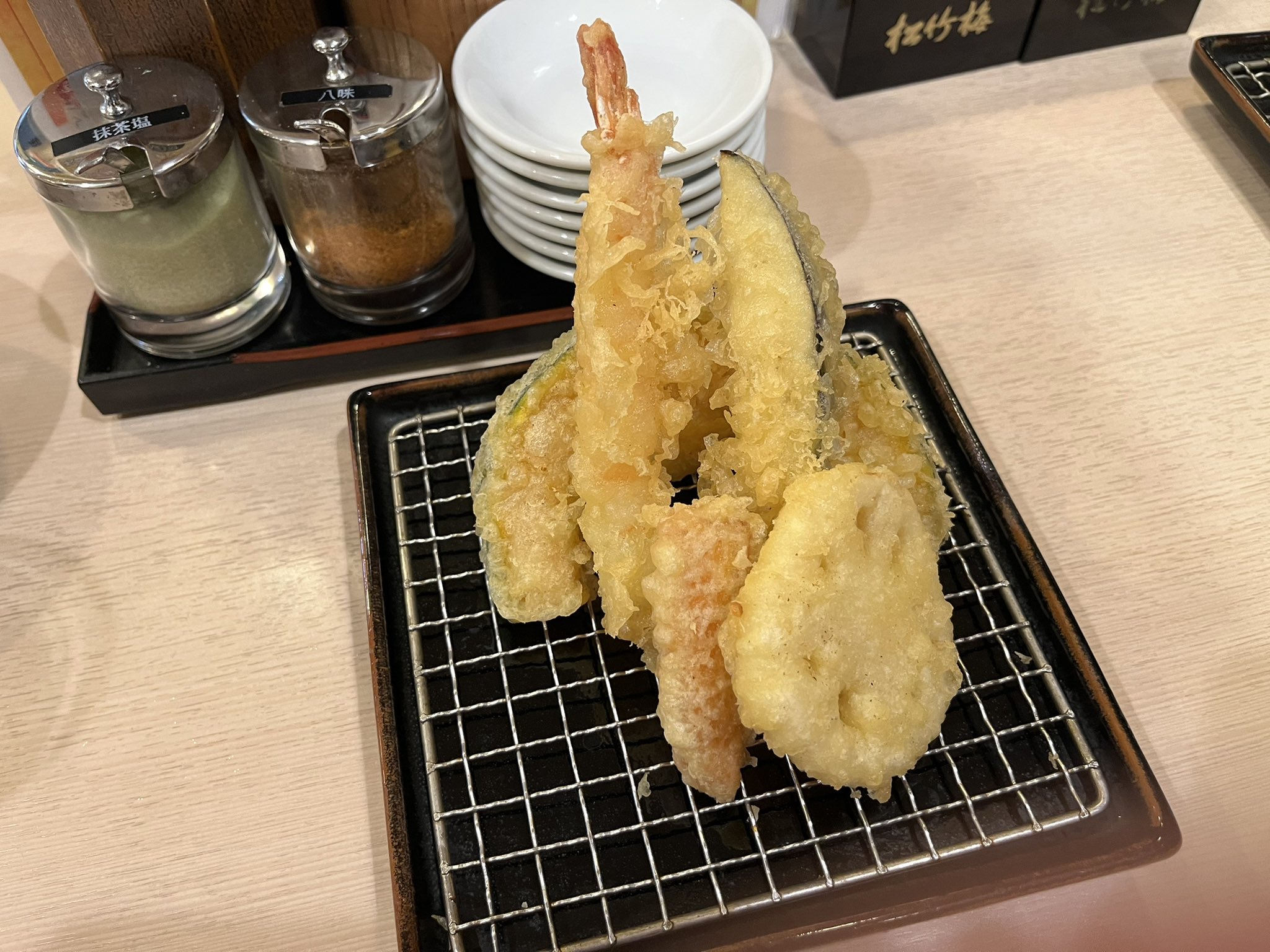 旅人しげちゃん 上野のアメ横と言ったら立ち飲みの かっちゃん でしょ 最大4杯 天ぷらの盛り合わせで1 100円 ポン酢サワーを初めて飲んだが美味しい 天ぷらは 相変わらず美味しい センベロ 天ぷら 立飲み 上野 アメ横 T Co
