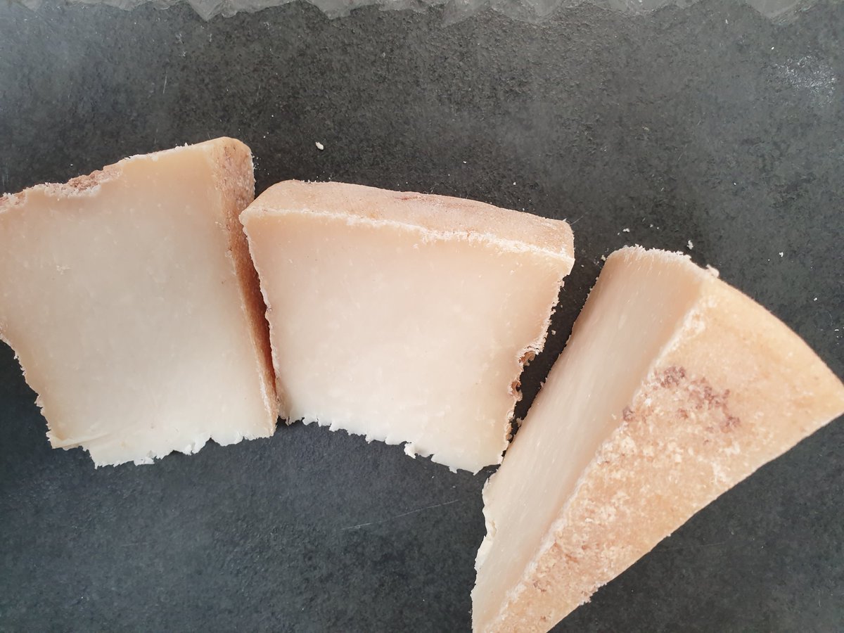 RibblesdaleC's tweet photo. I don't cut up the #GroovyGoat very often, but I did today to make sure that it was still OK and in all honesty I wanted to check how easy it was to cut and how it tasted. Spot on! I will include some in the next few cheese packs if anyone fancies trying some. https://t.co/MLXATlWZop