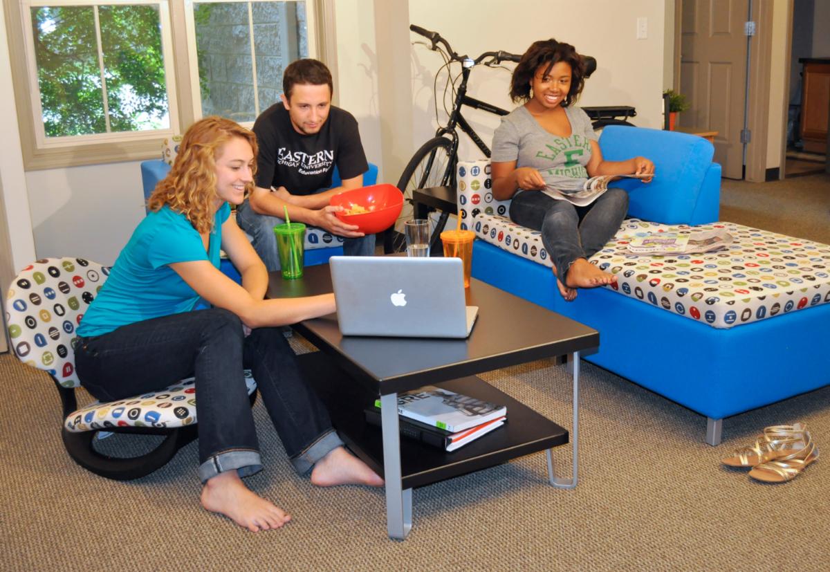 SauderEDU's tweet photo. After classes, today, find some friends, grab some chips, and start making Spring Break plans! #SauderEducation #NationalPotatoChipDay https://t.co/EWctrfWueL